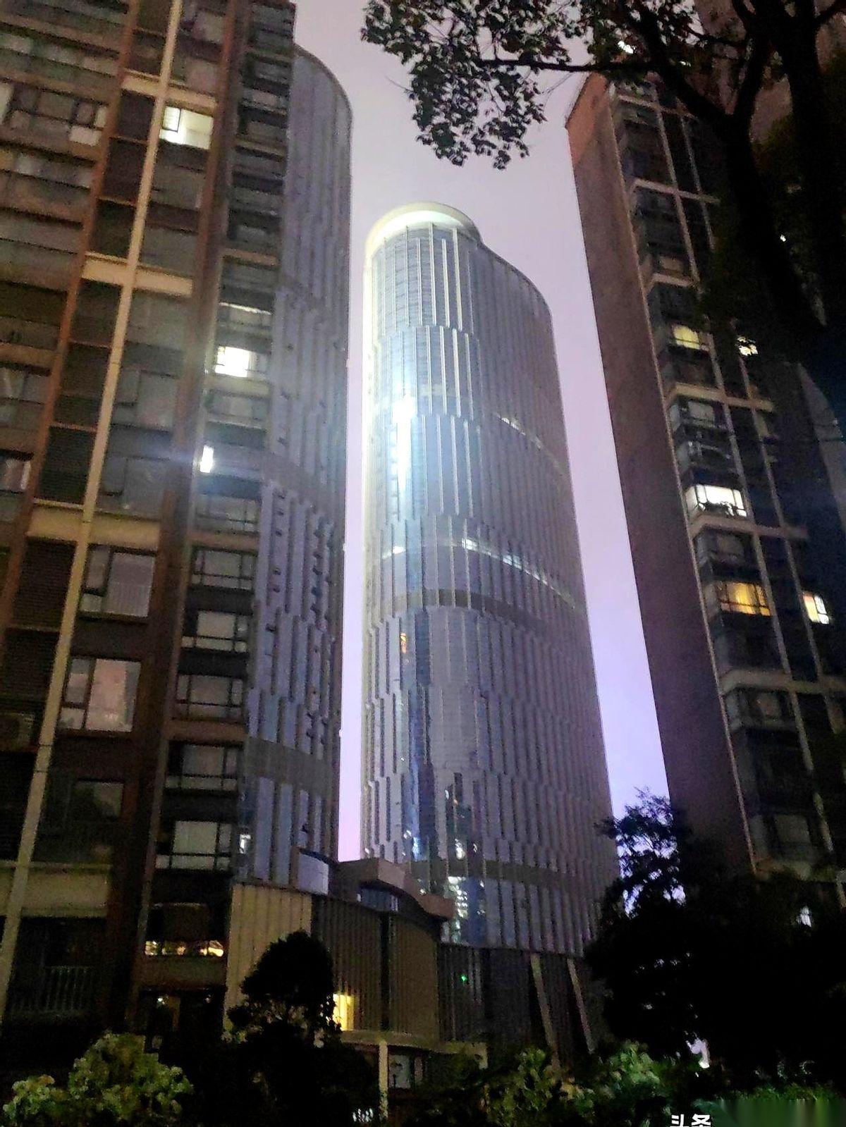 晚上从观山湖朋友家出来，一脚油门刚要走，扭头差点没把魂吓飞。
就隔着一道墙，啥时