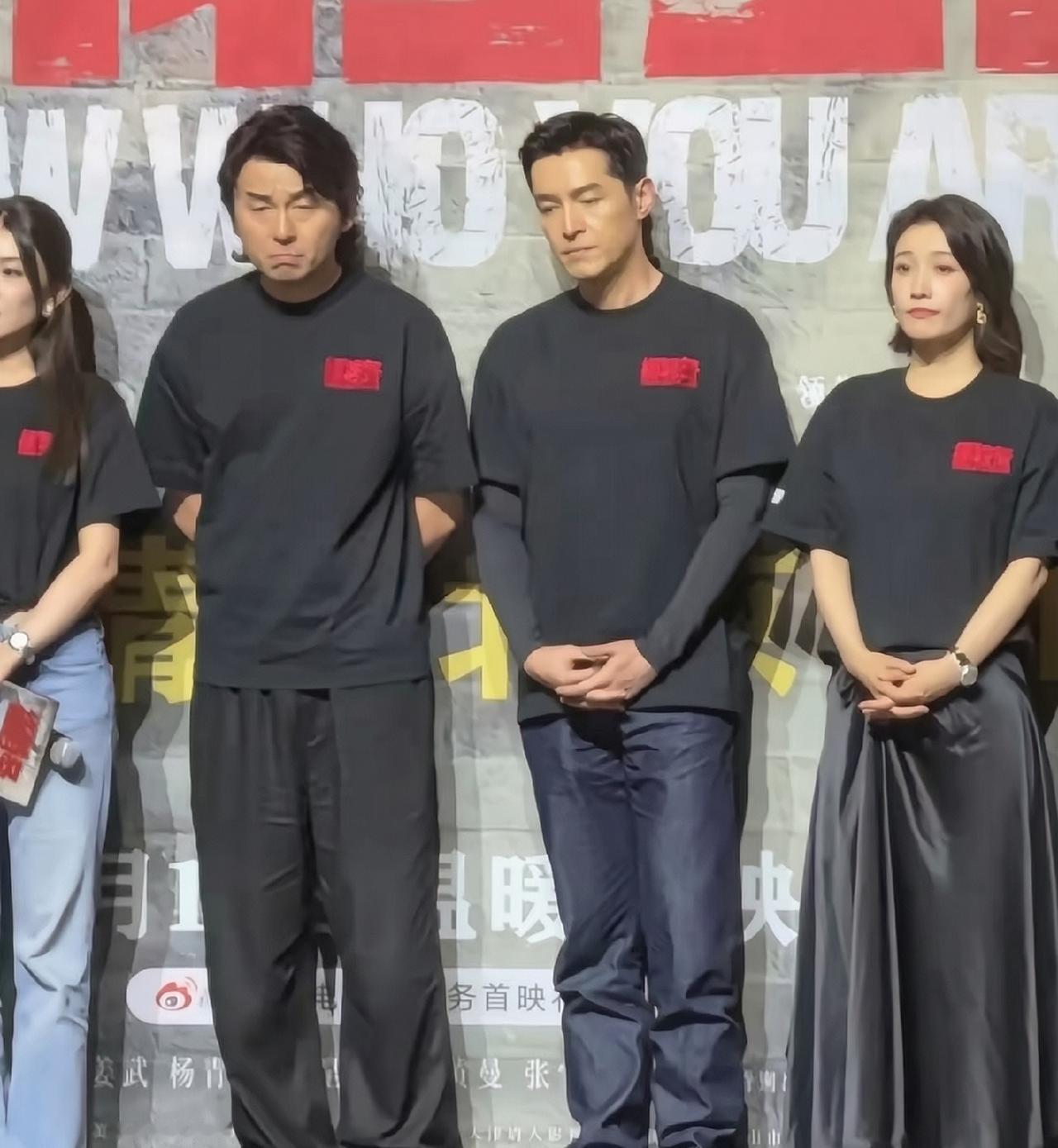 4星同框：雷佳音长发卷曲，剑眉小眼，俯首瘪嘴，神情落寞；胡歌发型利落，眉毛疏朗，