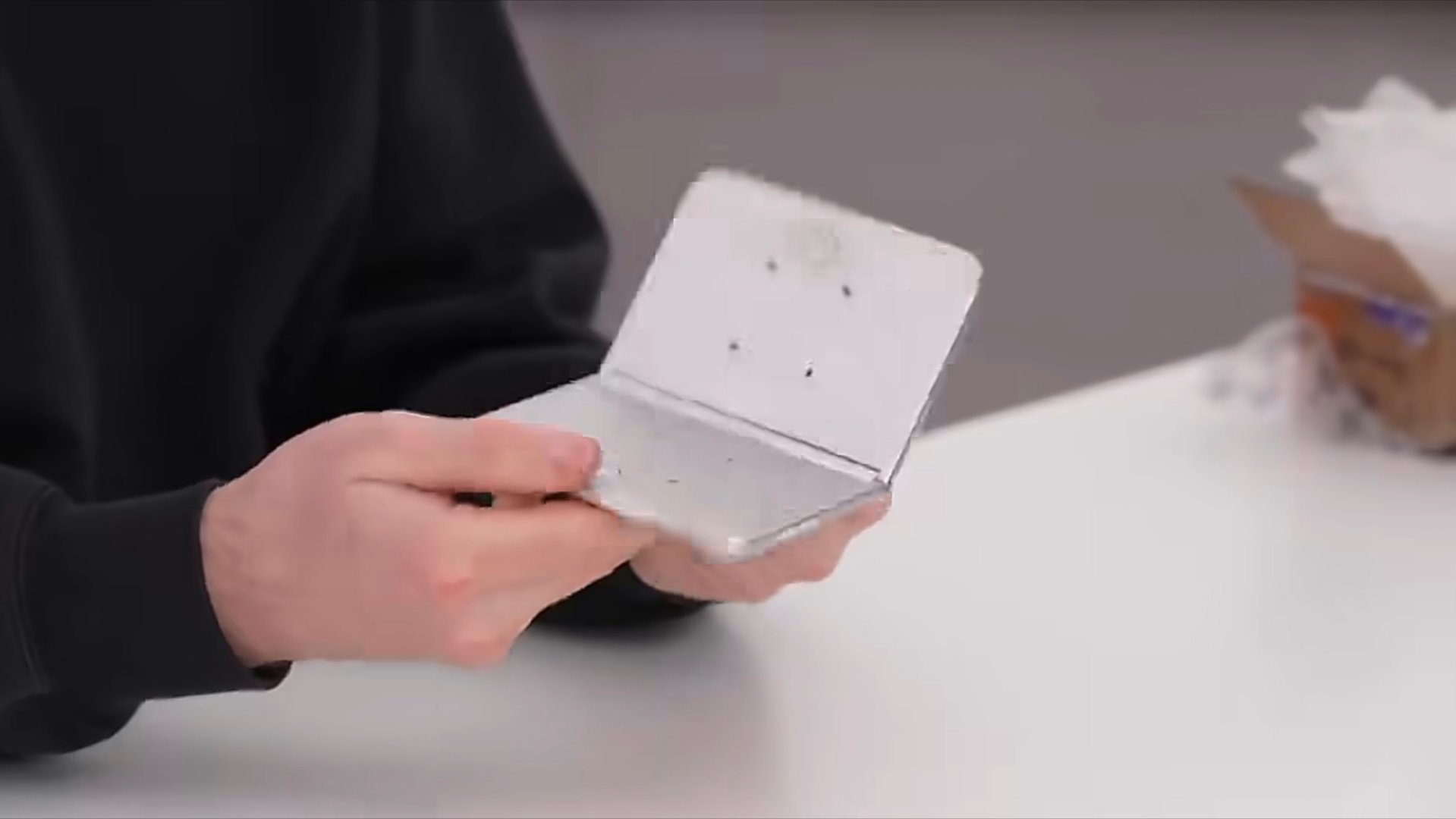 iPhoneUltra机模再上手这真的是iPhone折叠屏吗？厚度11mm？有点