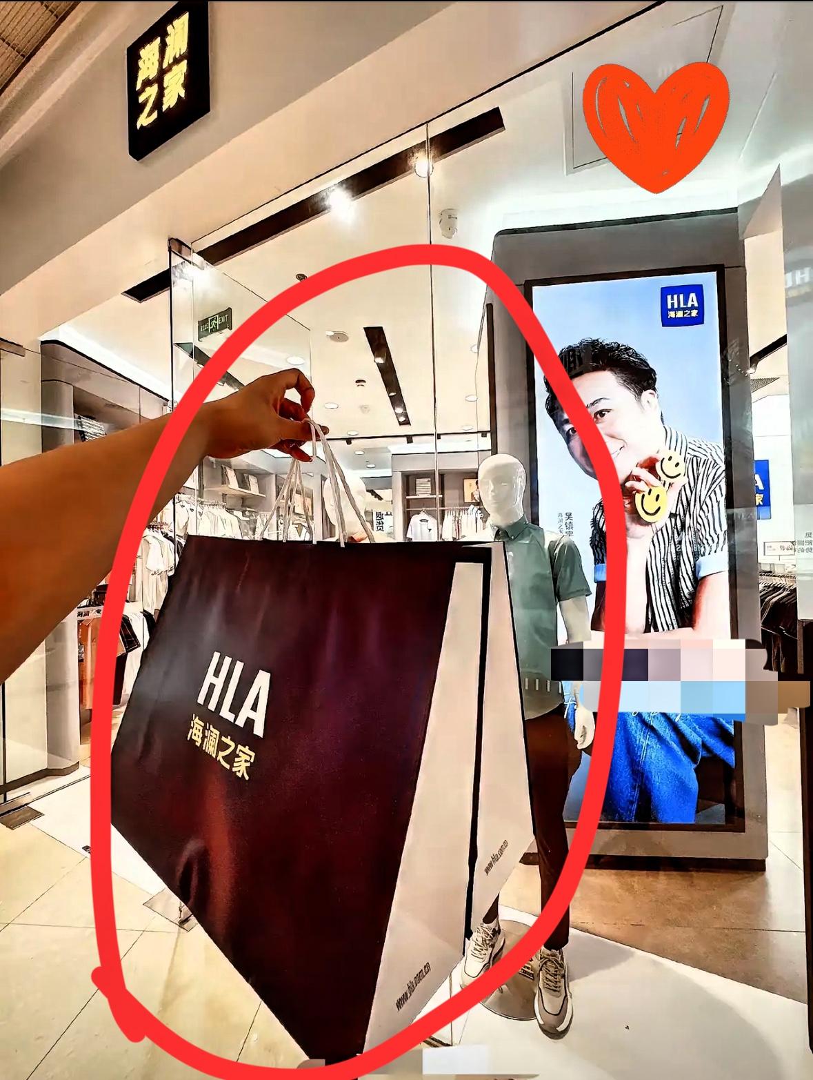 海澜之家被除名
一点也不冤！
你看它宁愿花25亿请明星代言，都不愿意好好做产品！