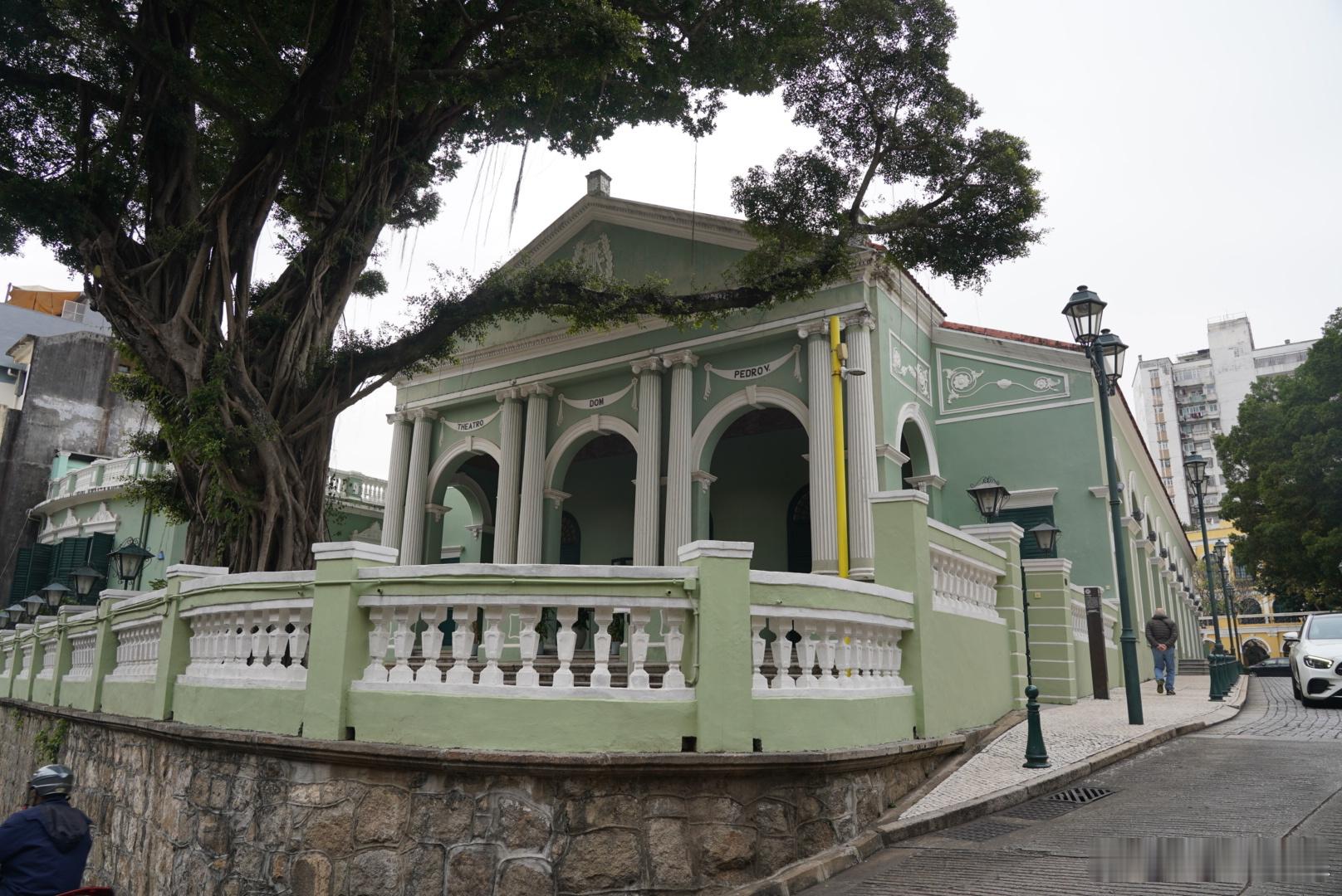岽游记  澳门岗顶剧院算是中国最早的西式剧院，舞台设计成下沉式，迄今仍在使用，澳