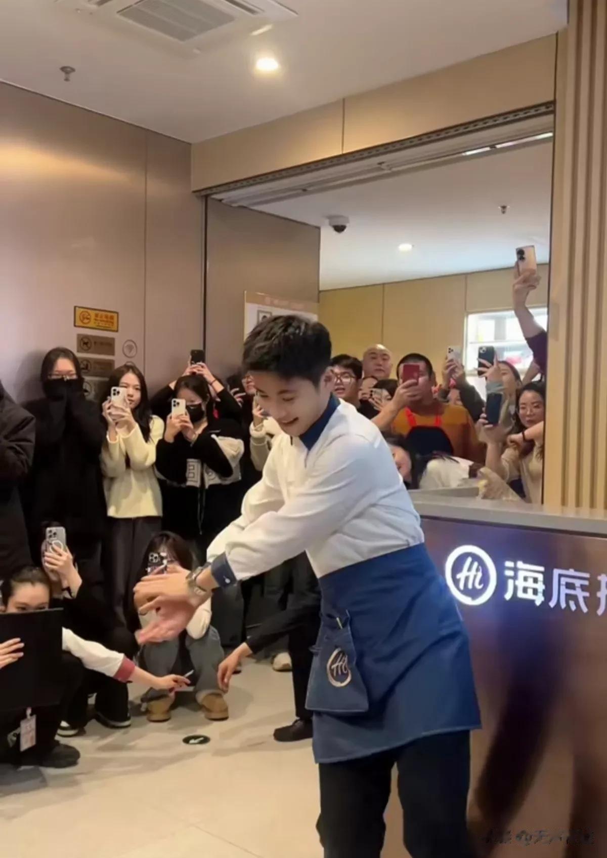 最近海底捞这小伙挺火，究其原因还是因为其年轻，容貌清秀可爱，一般宝妈，老阿姨——
