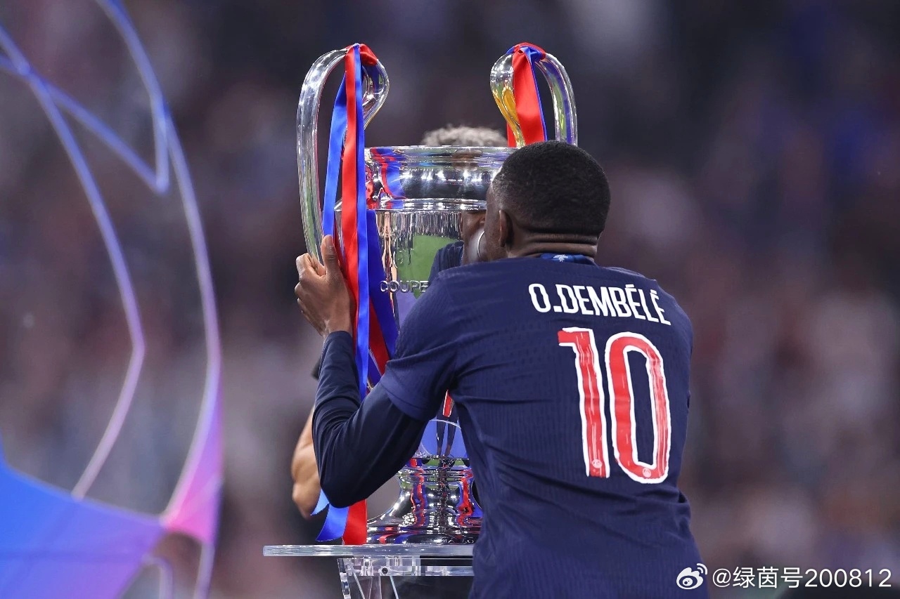 法国🇫🇷前锋登贝莱目前已经集齐欧冠冠军🏆（2次、俱乐部）、世界杯冠军🏆（
