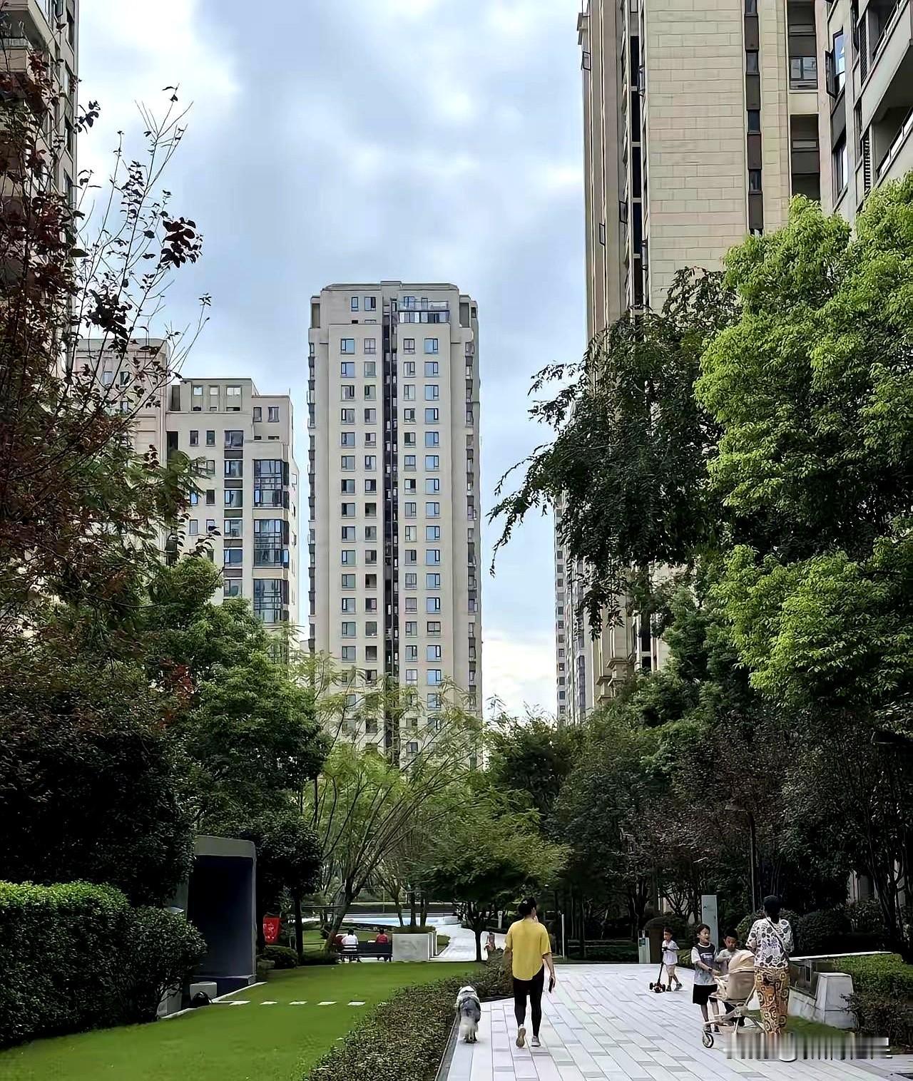 昨晚菜还没上齐，他丢下一句——多数买房人不会算总账。
这个同学在银行做房贷十来年