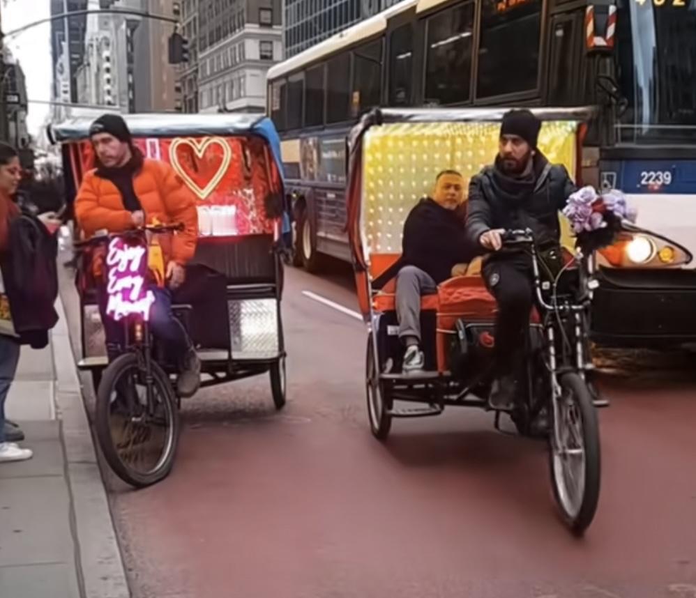 我没看错吧[捂脸]世界金融中心纽约，满大街的人力三轮车，1分钟9美刀，还挺赚钱。