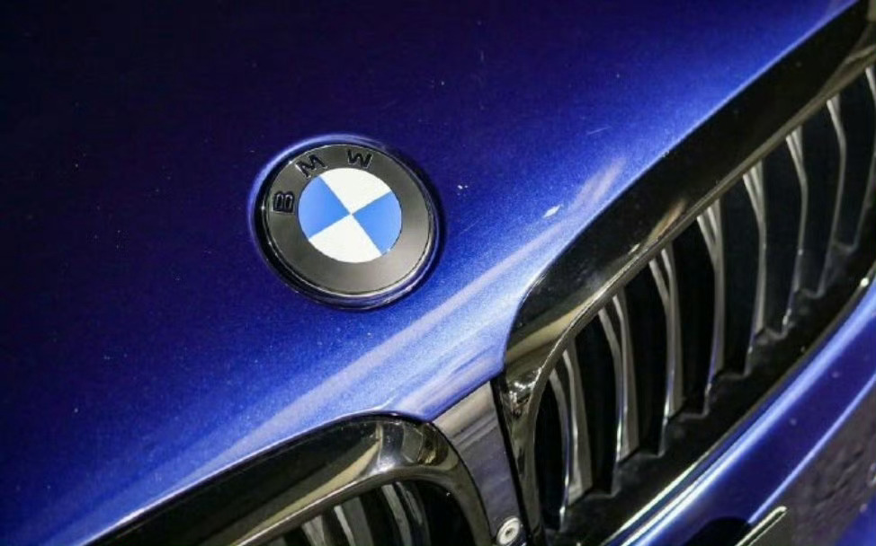 宝马所有车型将启用新logo看图1，以后宝马logo不能再用蓝天白云来代称了，得