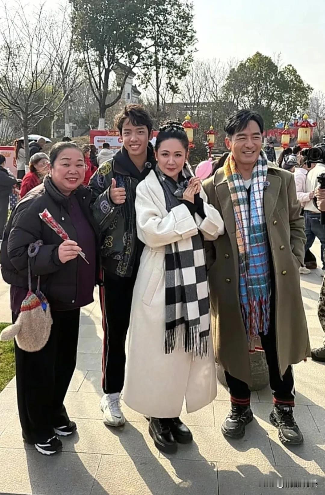 郭晓冬这儿子的长相，跑偏了啊！[捂脸]
程莉莎、郭晓冬一家子逛大集，现实中的郭晓