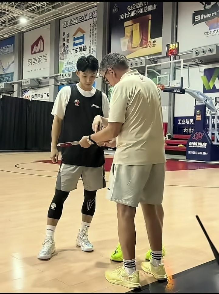 今天下午，广东宏远与香港金牛在顺德进行了一场内部的热身赛，有球迷爆料说，广东队是