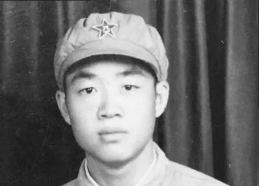 1951年，一个15岁新兵擦大炮，埋头看瞄准镜，谁料突然瞅见 对面山头绿影晃动。