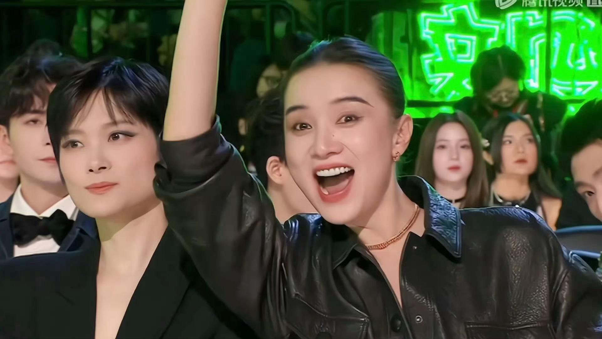 娱乐圈没有女明星可怎么办 春春的表情...哈哈哈哈哈哈，好真实[偷笑] 