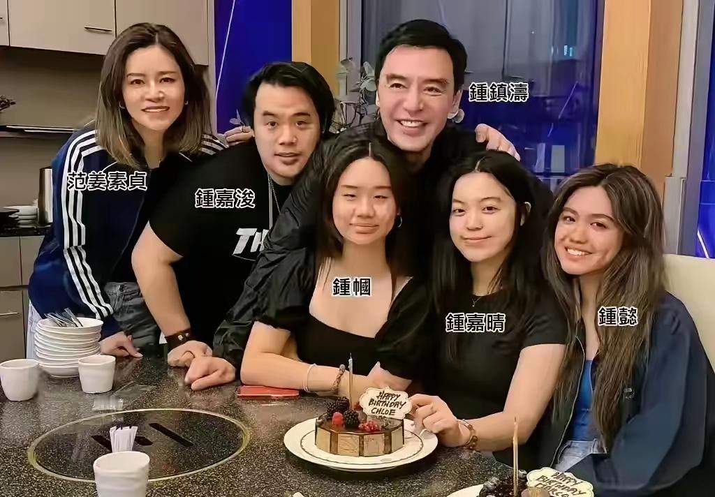 72岁的钟镇涛和4个孩子的合影，背后是满满的故事。他曾在乐坛辉煌一时，1973年