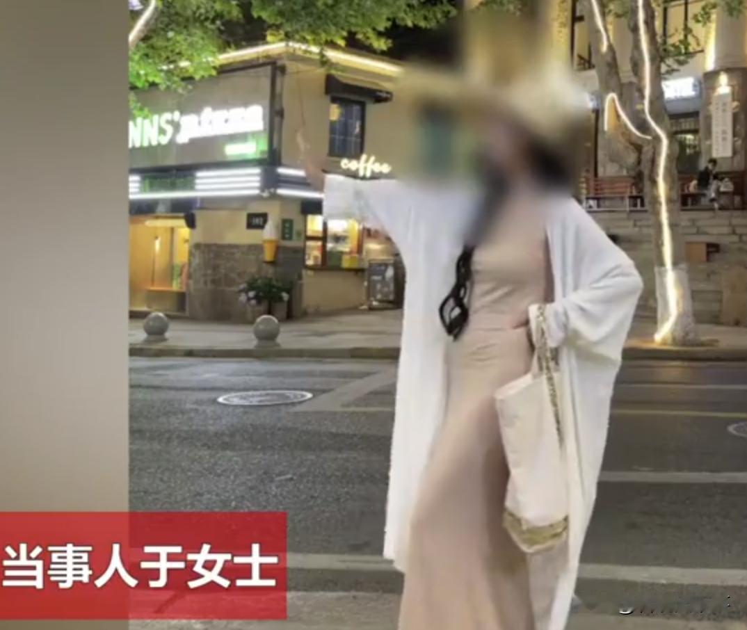 “好猥琐”！山东青岛，一美女在街头拍照时被一陌生男子偷拍，上前对峙后，对方却拒绝