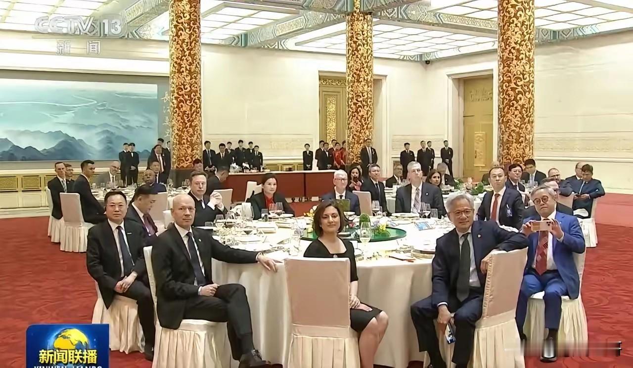 美国总统带来了一群身价耀眼的亿万富翁。按某种说法，他们都是美国的民营企业老板，个