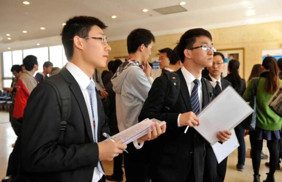 “初一不分上下，初二两极分化，初三天上地下”，道尽了初中三年的成长规律，更藏着深