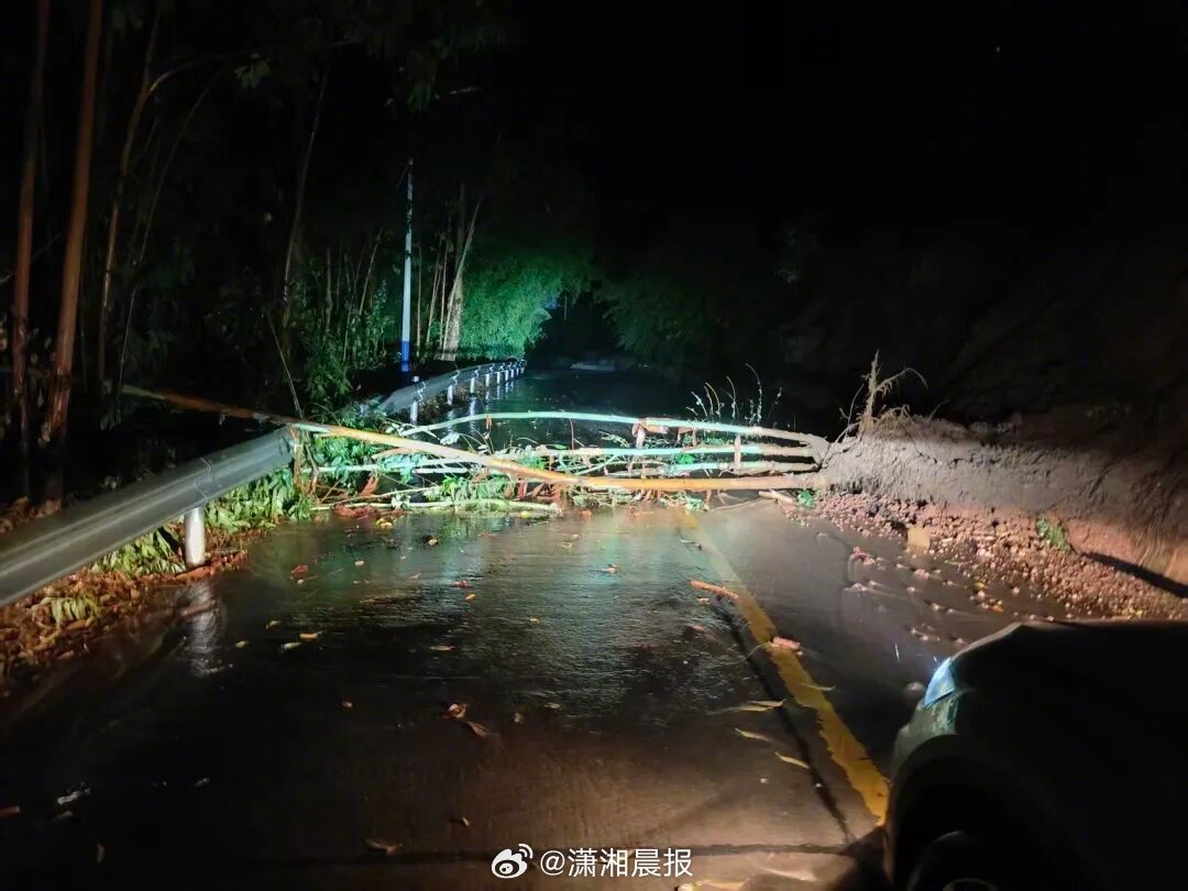 【重庆#一张8人合影中4人被泥石流冲走#，#重庆泥石流遇难者家属发声#：均不幸遇