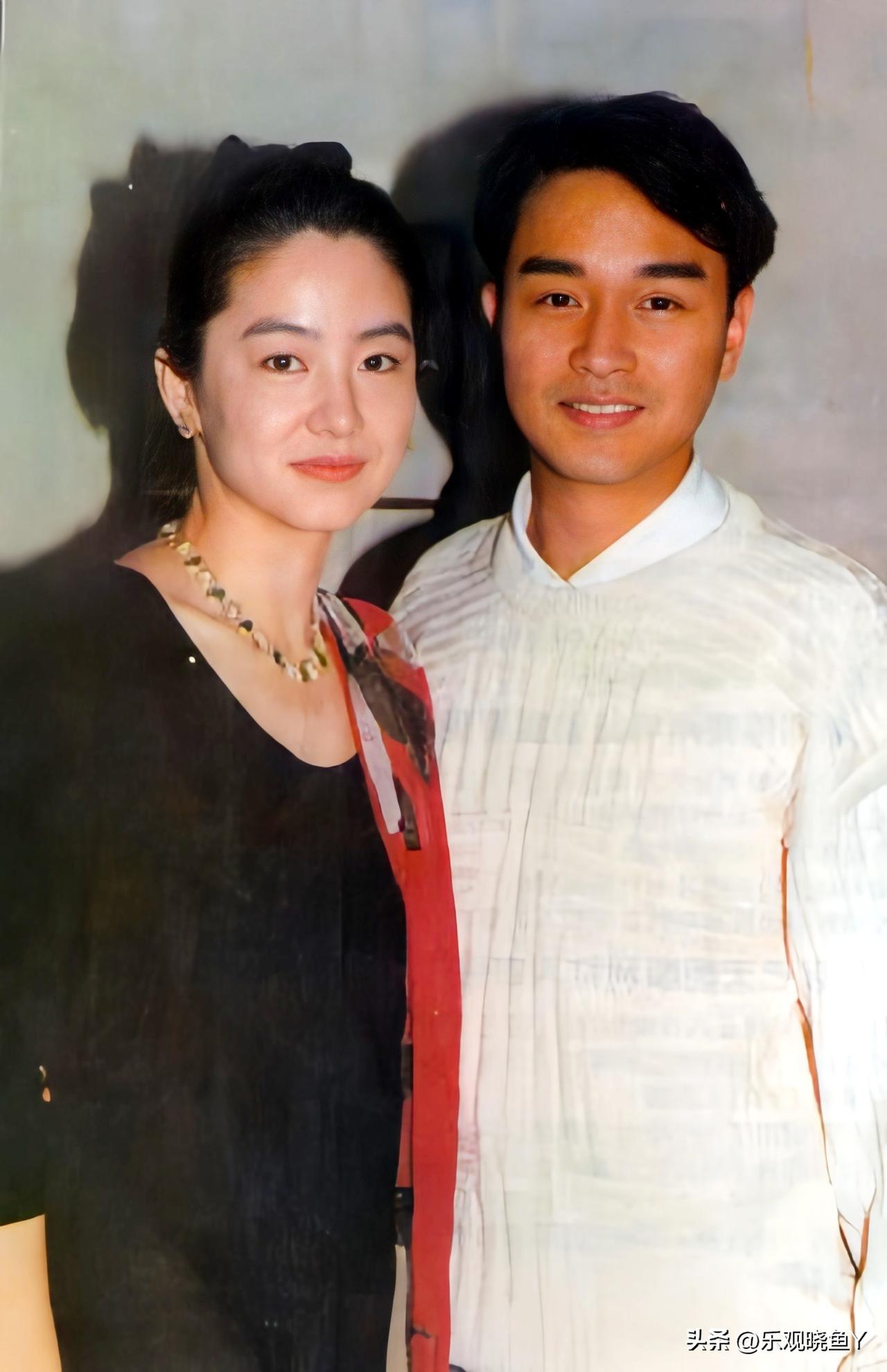 这是1993年林青霞与张国华在香港的合影，当时林青霞39岁，妩媚动人。张国荣37