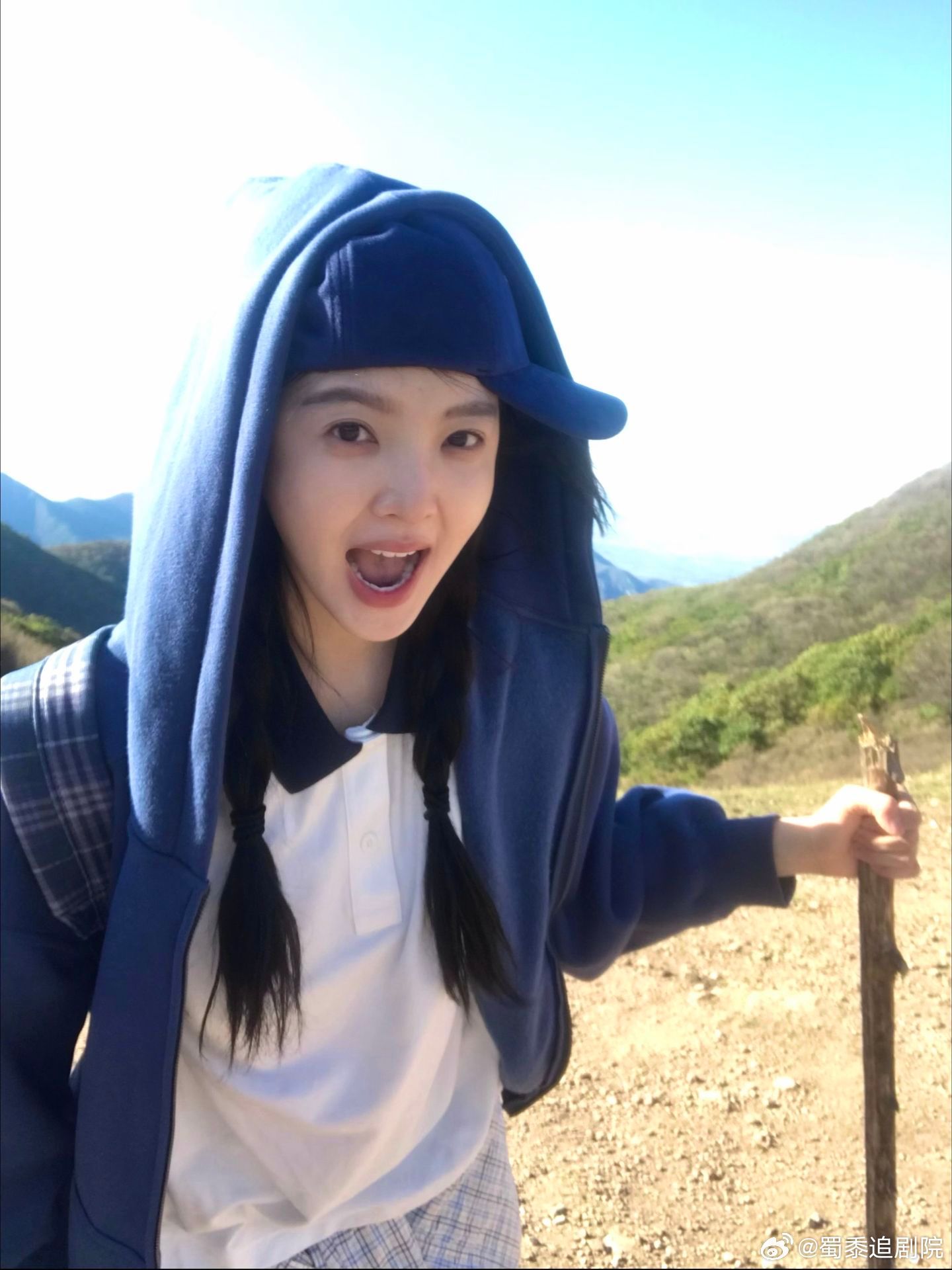 章若楠蓝色卫衣章若楠1%电量拍照也够用 在山坡上回眸一笑，我的心也跟着亮了。这组