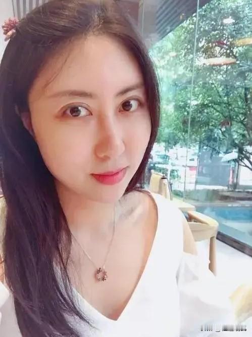 所有人都在纳闷，既然硕士学位被取消了，那么博士学位为什么还要保留着？
贾浅浅的硕