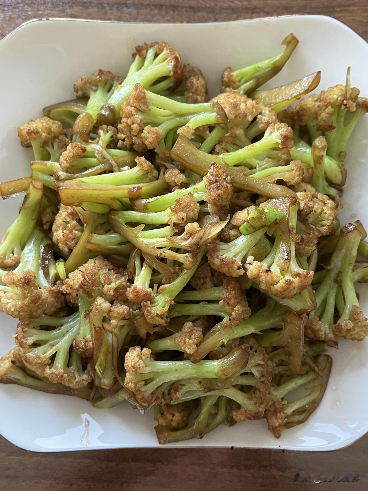 好友们晚上好！春安吉祥，晚餐香香！今天的晚餐：
素炒菜花
窝头红薯
拆骨肉
果盘