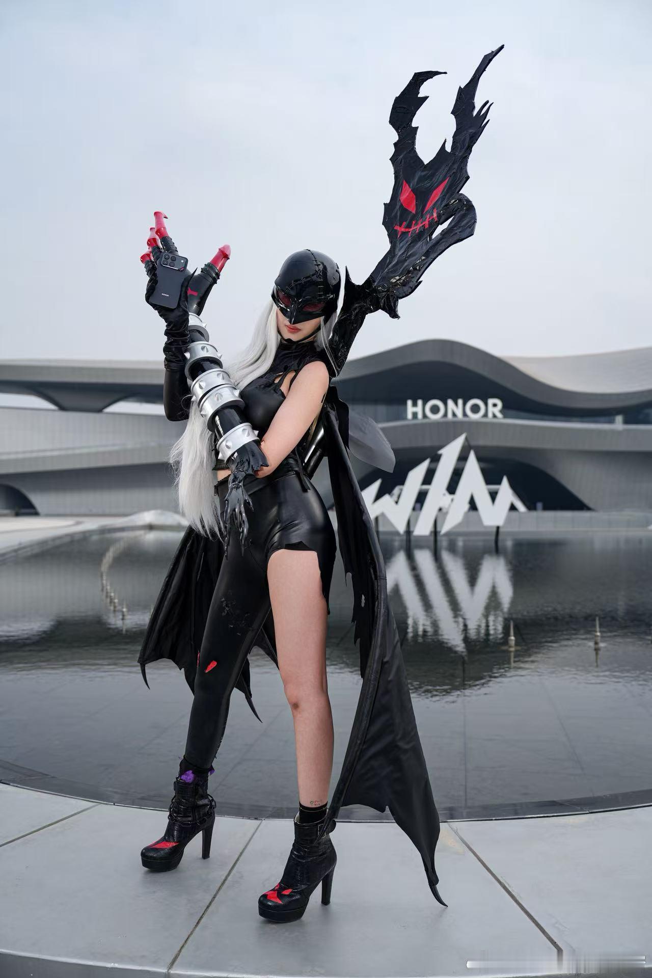 荣耀新品发布会来了，门口的cosplay小姐姐们确实养眼，不过，还是手上的荣耀W