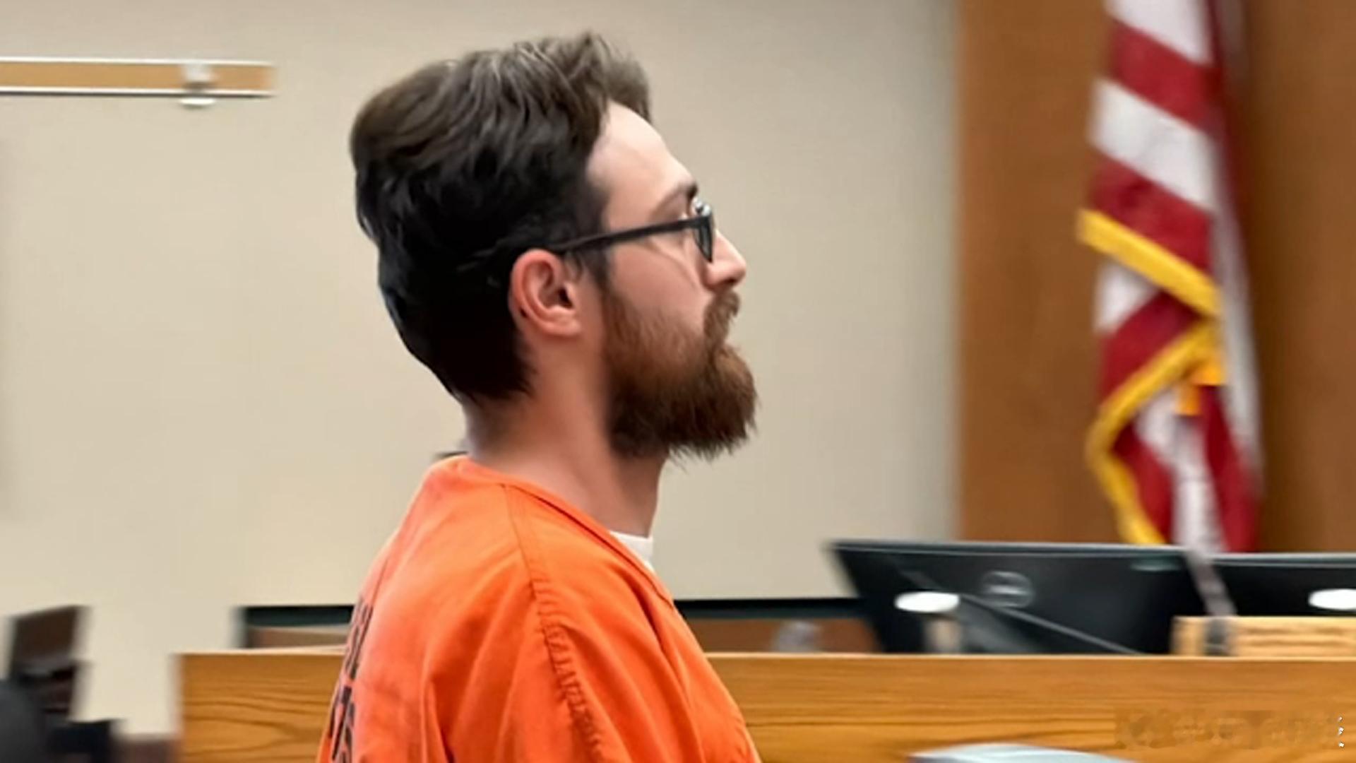 【加州一名仓库工人被控纵火，他在网上怒斥资本主义的贪婪】（KABC）——一名男子