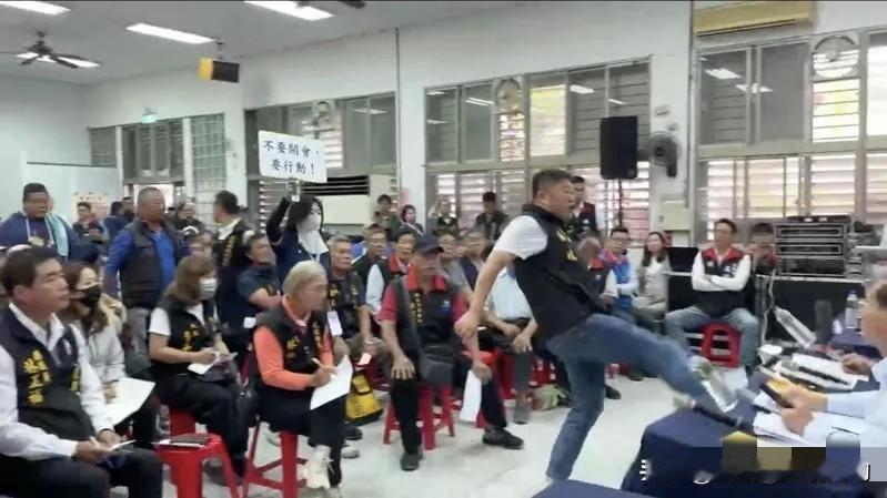 这就是台湾现在的狗屁“民主”，县议长张峻带人冲进会场，又是踹桌子又是推人。

国