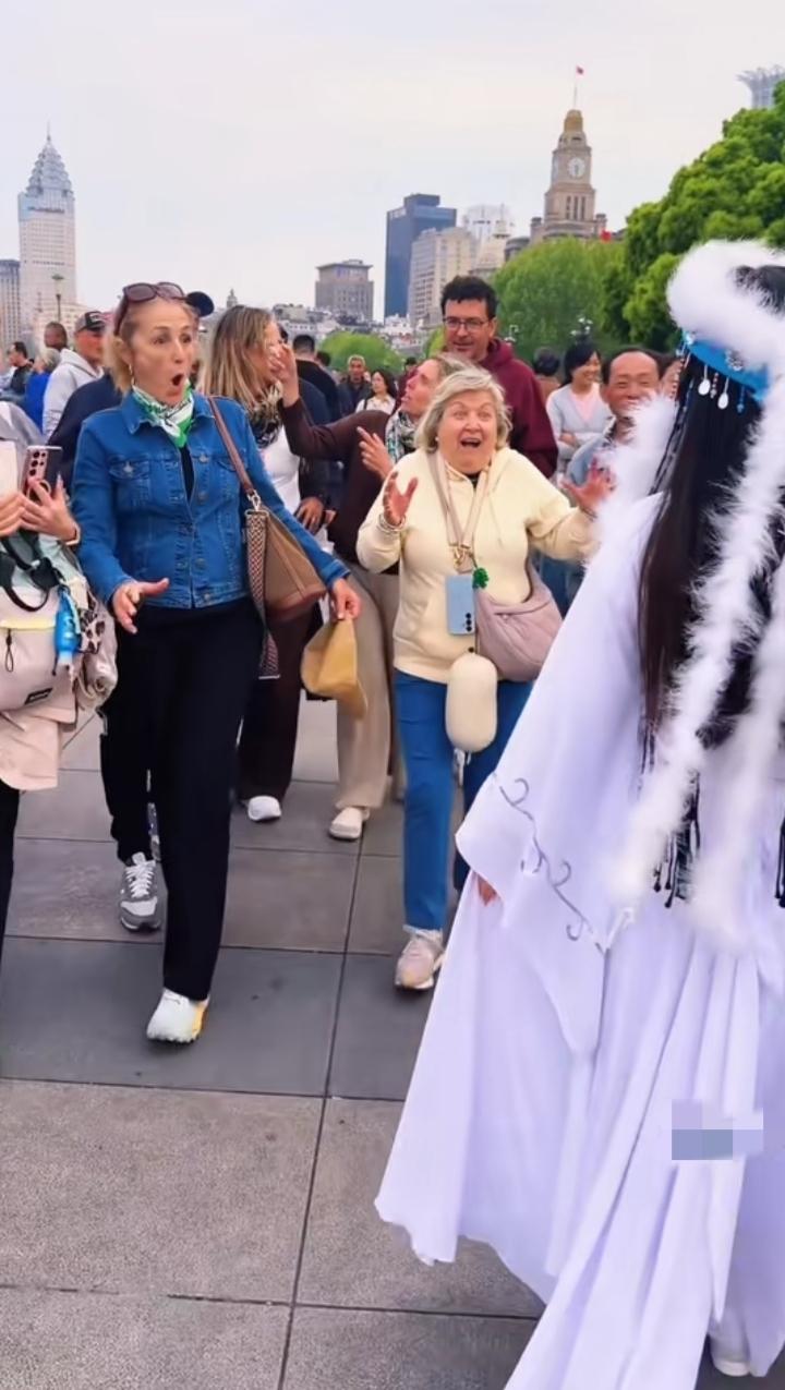 上海外滩又被美出圈了！一位小姐姐穿着超好看的汉服在外滩散步，衣服仙气飘飘，和旁边