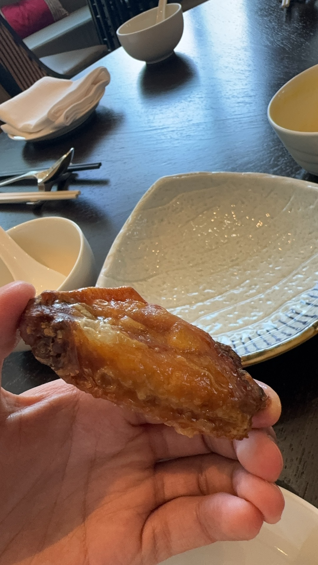 ？？？这两个鸡翅58元，关键还贼难吃，看这个皮的状态，避雷避雷～图二是自贡冷吃牛