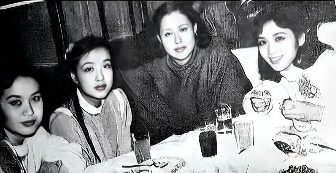 她们四个，就认出了龚雪和斯琴高娃，龚雪美丽的大眼睛，斯琴高娃端庄的老大姐气质，总