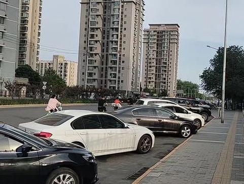 “太过分了！”北京，一男子回家后，因发现小区内没有停车位，便将车子停放在马路边上