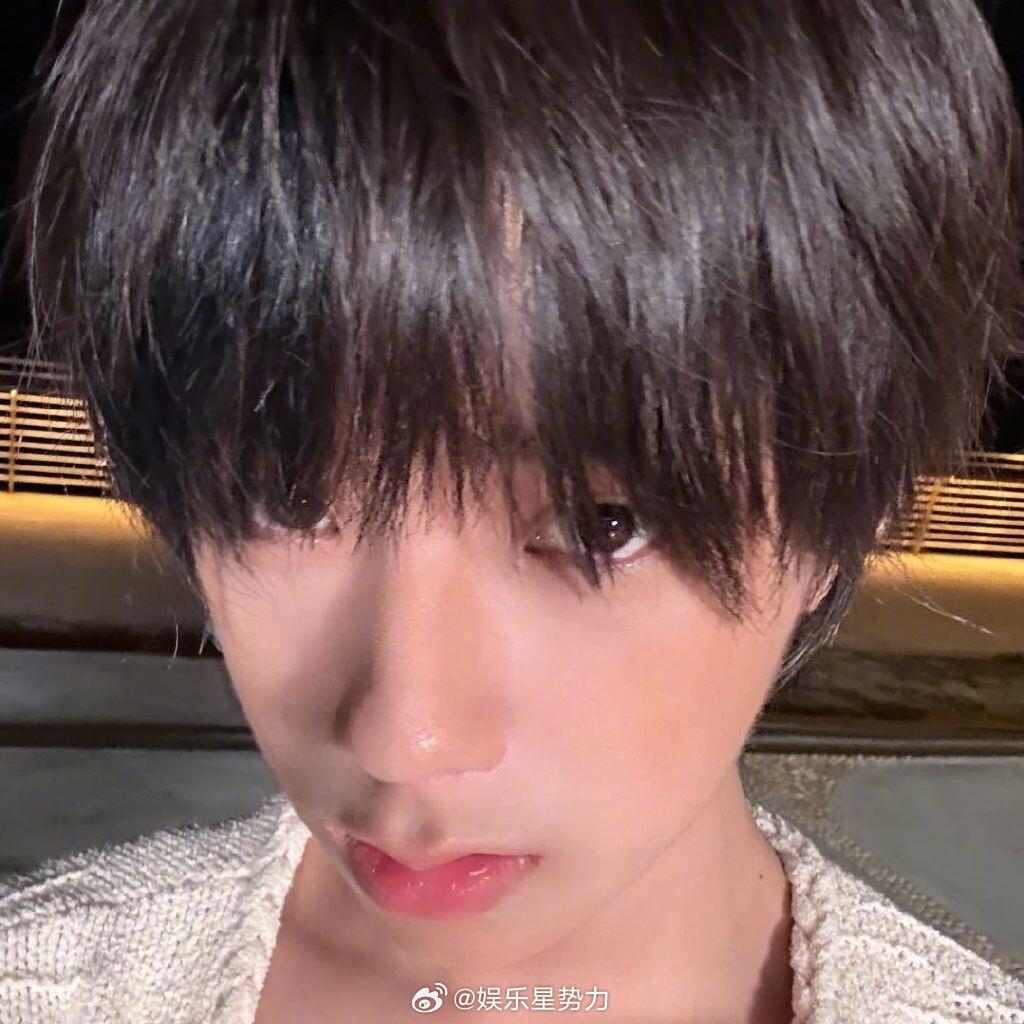 王橹杰换新头像 王橹杰更新头像，画风直接完成从小孩到成男的蜕变，成长感拉满！ 