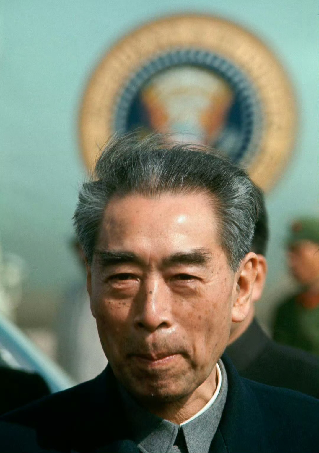 今天是周恩来总理逝世49周年，缅怀周总理[心] 