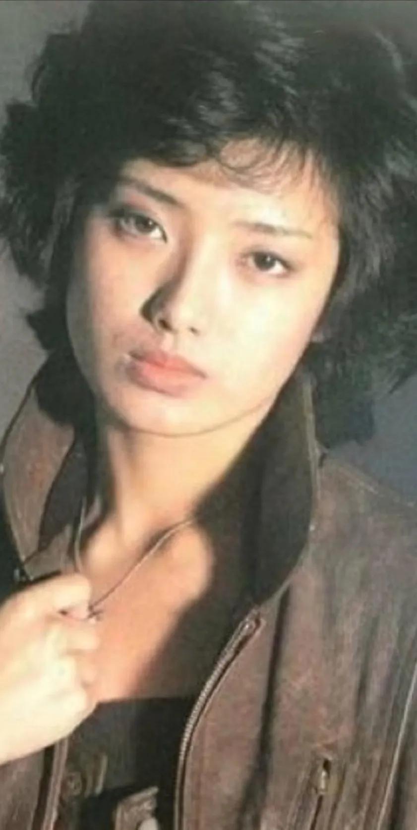 从来没看过一个女演员，年轻的时候和老了变化这么大的。简直是判若两人。
山口百惠今