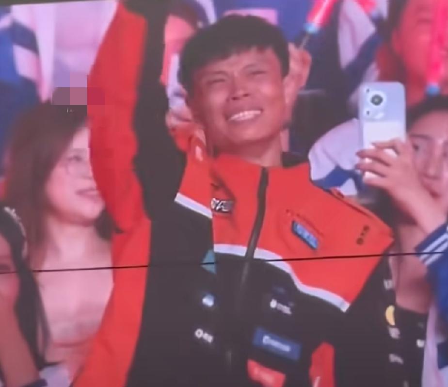 徐良演唱会上一名外卖小哥穿着外卖服去看徐良的演唱会，现场抽奖时还抽到了一台咖啡机