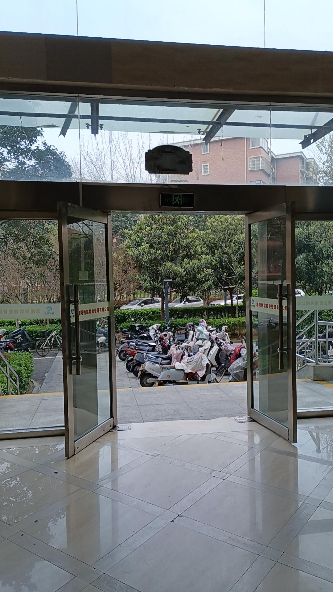 早上，百奚开户进入股市。
晚上，手机就收到一条短信。
【明天：百龙科技，收盘涨2