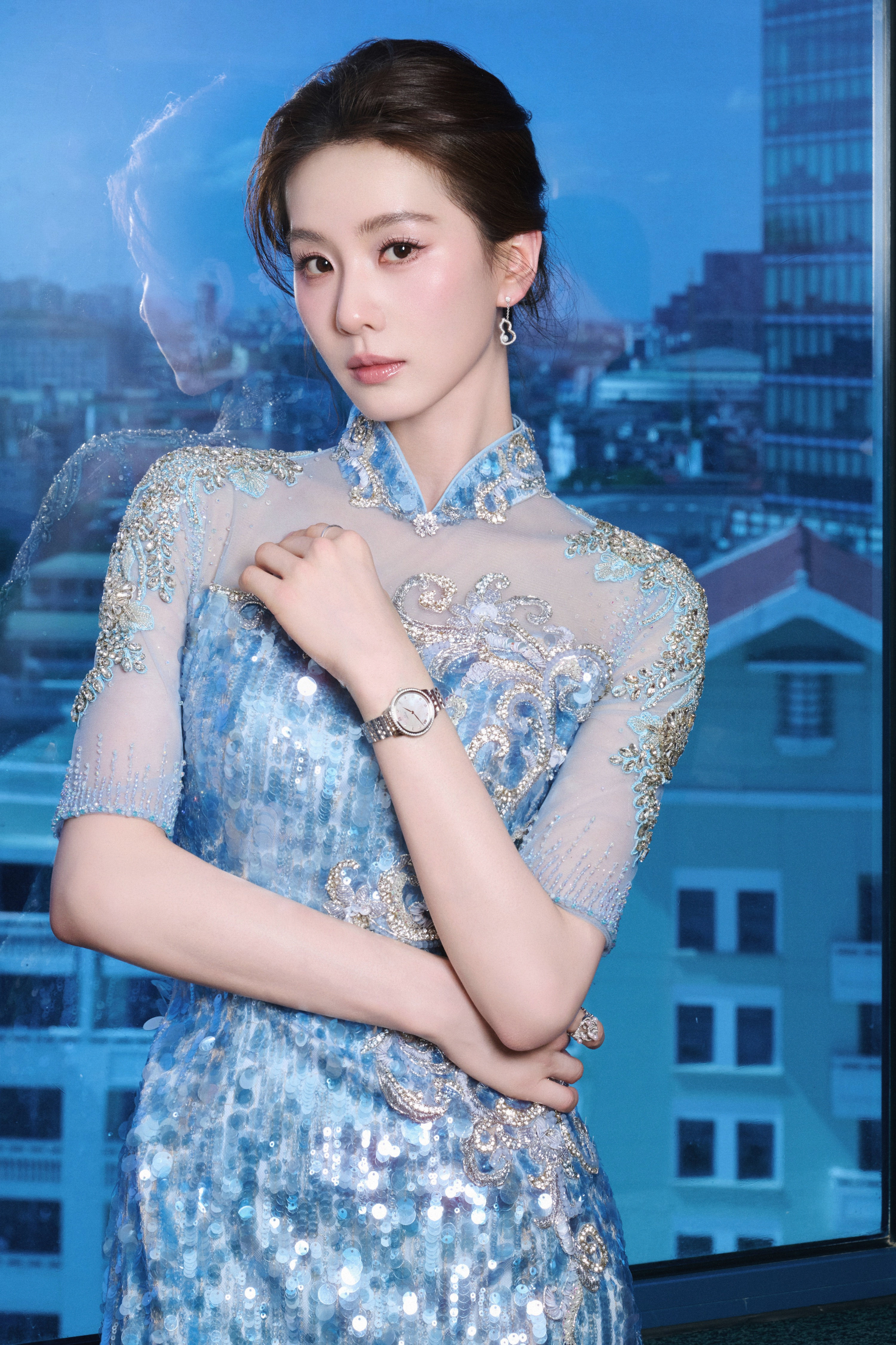 刘诗诗异国水乡的风物凝成笺页，步履缓缓，以苏韵绒花开启一段别样际遇。🌸 