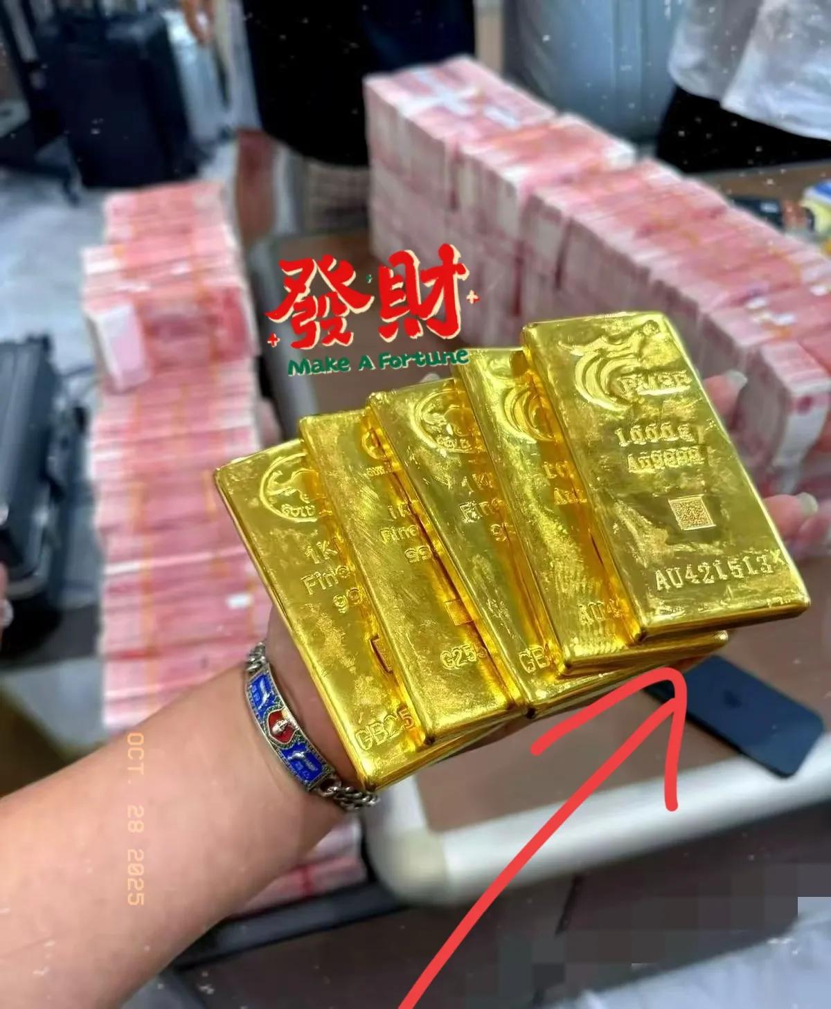 最狠的不是金价跳水，而是你想割肉离场时，连门都被堵得死死的！这两天，不少金店直接