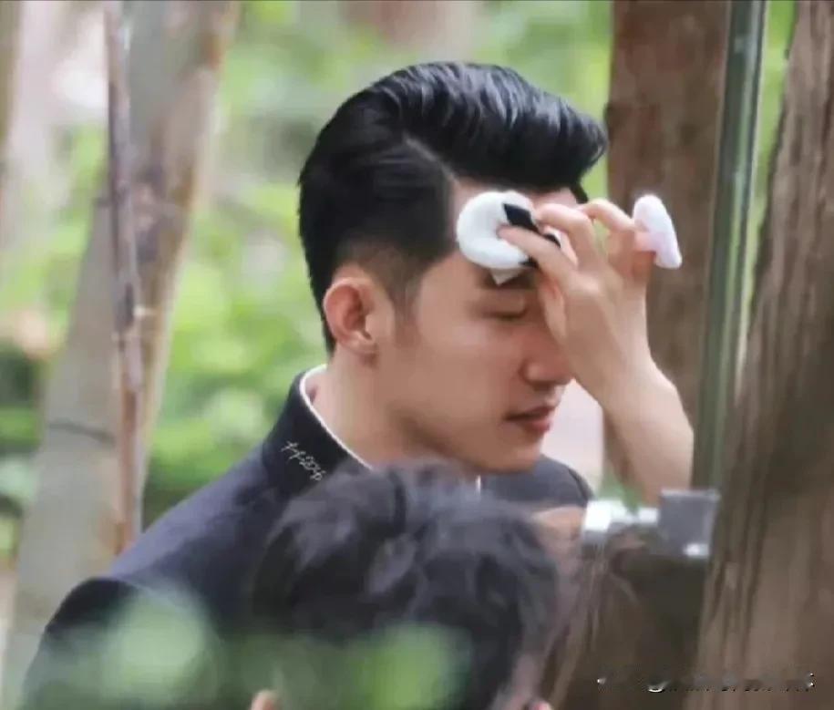 近期，东方卫视即将播出的谍战剧《孤战》无疑成为了焦点。该剧由黄景瑜和辛芷蕾领衔主