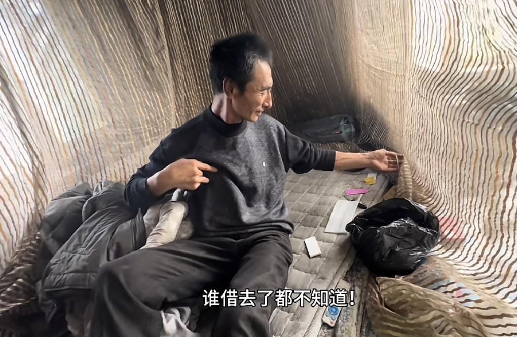 未经同意就进农村五保户家拿走冰箱和发电机，嘴上说借用，实则是想占为己有。住在村口
