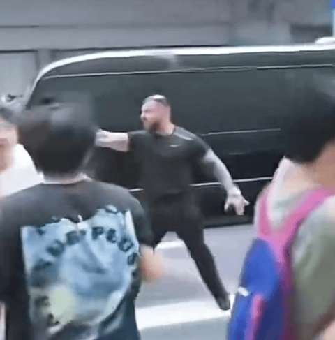 詹姆斯中国行詹姆斯团队是根本不把中国球迷当人看啊！有多名球迷疯狂扑向詹姆斯乘坐的