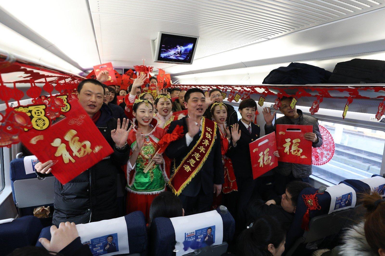 东北的年味是从高铁站散发开的第一次在高铁站感觉像是个小辈  初抵东北高铁站，年味