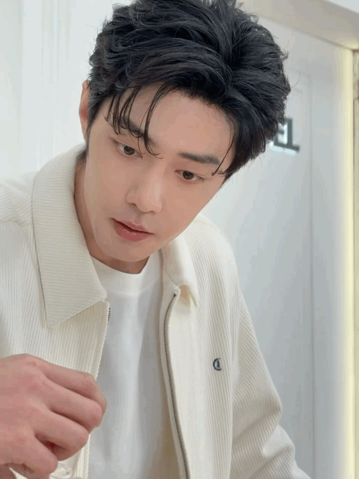 这完全就是白羊哥哥在营业啊帅我一脸，live图转个动图肖战携手安吉尔两周年