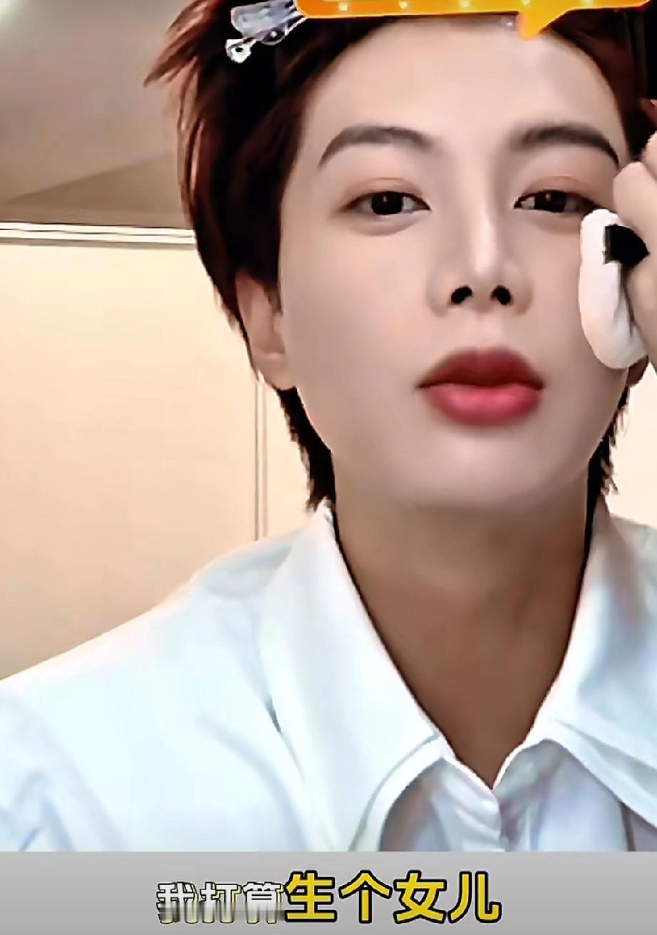 何健麒演霸总火了，网友说他像从言情小说里走出来的。
不演戏的时候，他提前给娃取名