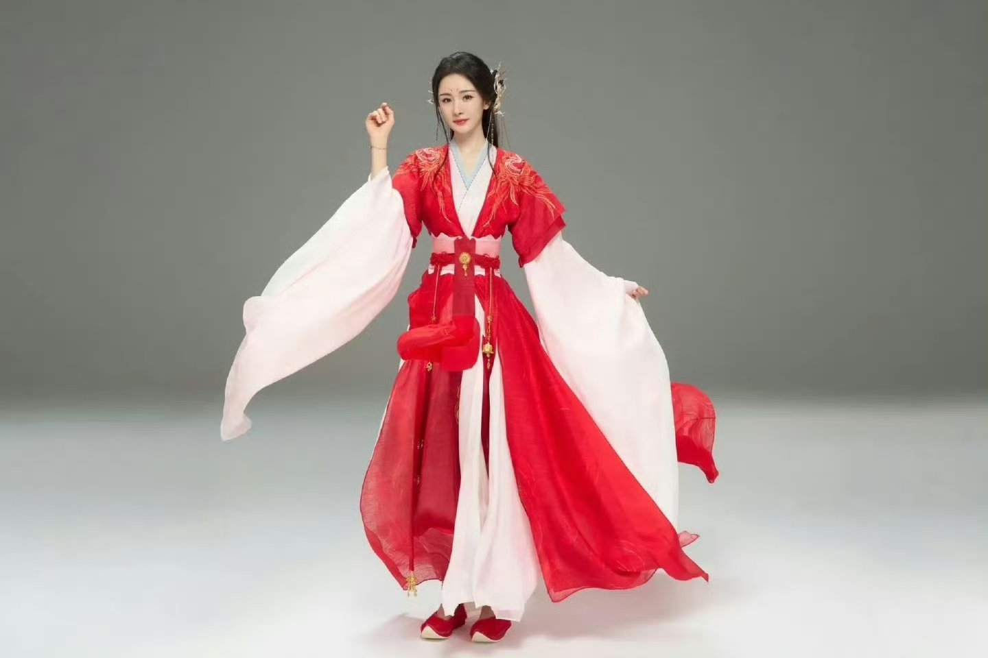 杨幂粉圈有自己的红红限定小手办 P1我记了很久很久 ​感觉很出圈 ​​​