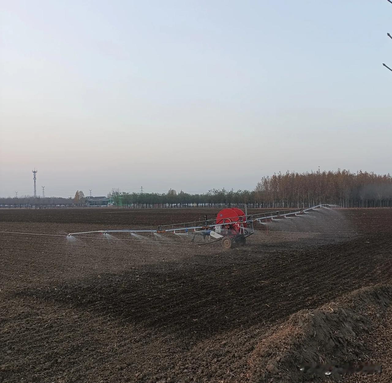 新式移动喷灌浇地设备！[赞]
移动式喷灌设备，喷洒均匀，一次喷淋宽幅20米，不用