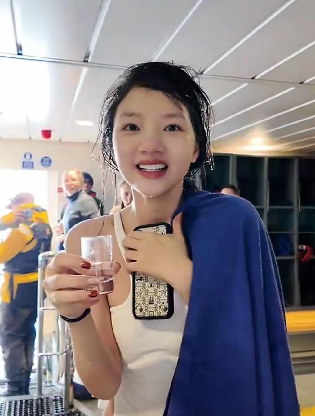 演员任敏尝试野攀，双脚倒挂太吓人，曾在月经时南极跳水真的很勇猛 ​​​