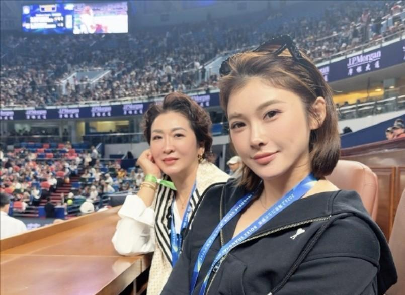 无论在田径场上背负多少争议，吴艳妮在做女儿这件事上，确实没得挑。10 月 14 