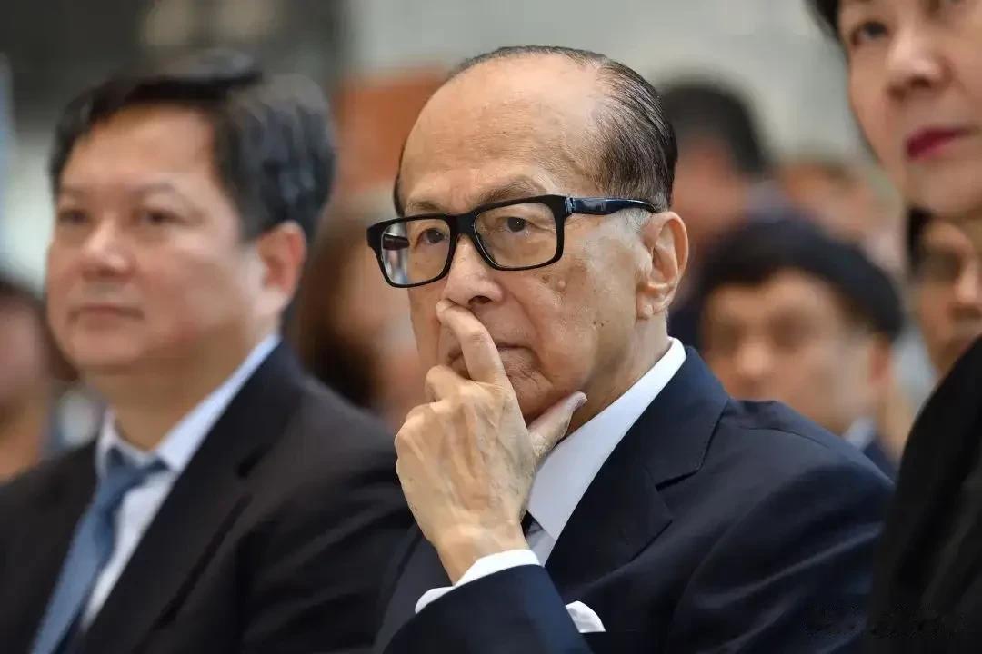 不得不说，佩服李嘉诚。

想当年，国内房地产风口正劲，恒大、碧桂园等头部都在使出