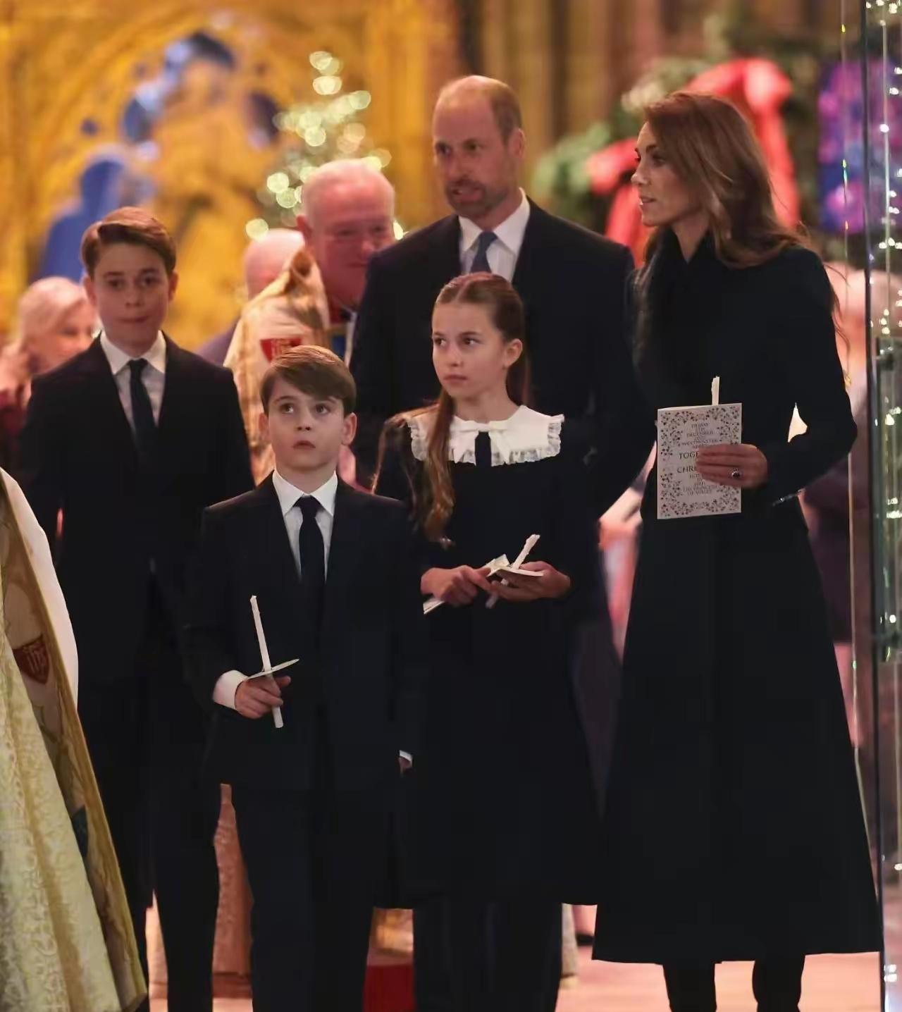 白金汉宫，又热闹了！
因为英王室又开启了，圣诞的礼拜活动，这一次依旧是凯特筹划和