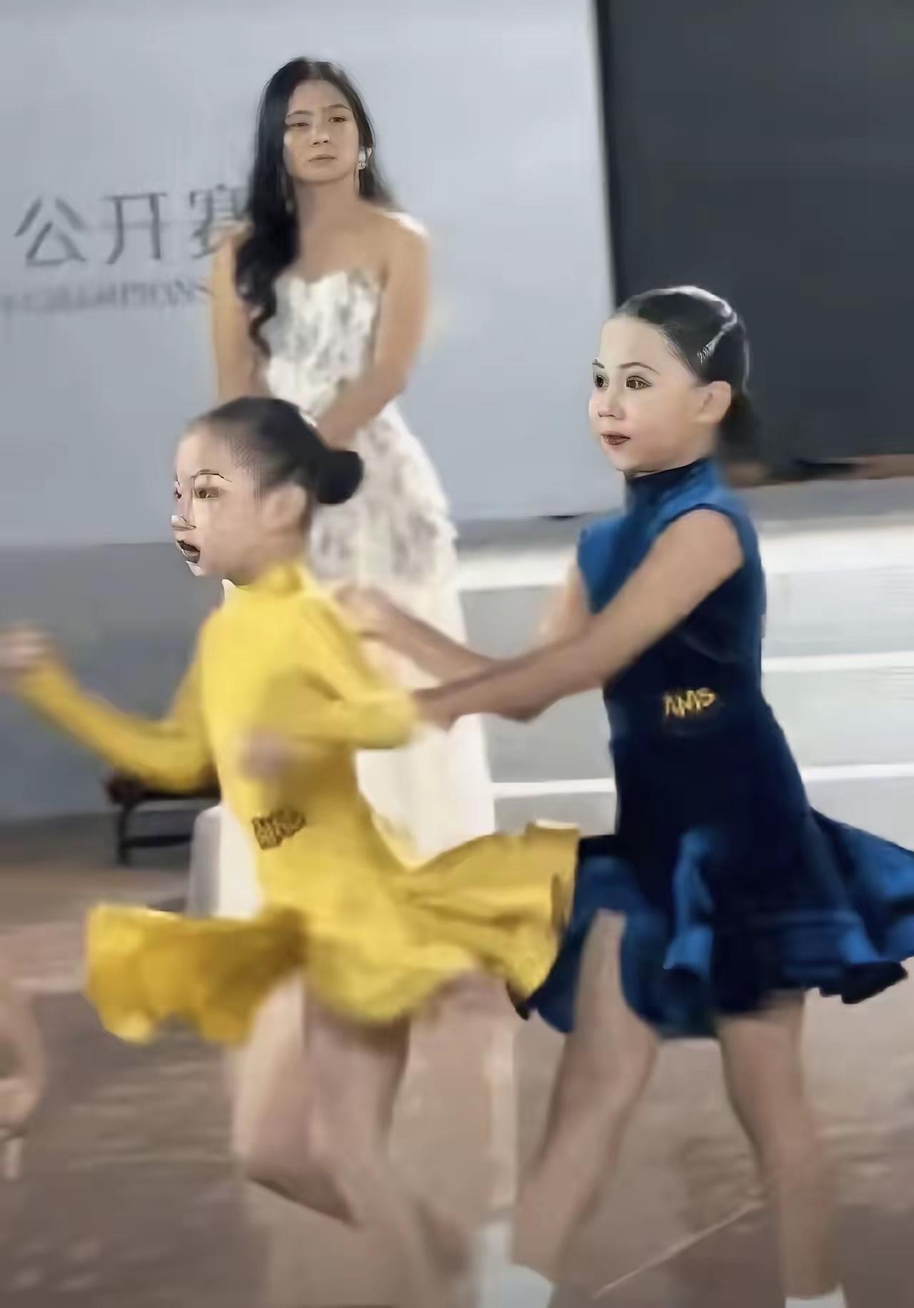 七岁女孩赛场上三次精准推人，裁判全程“失明”，非得等视频炸上热搜才补发红牌。
